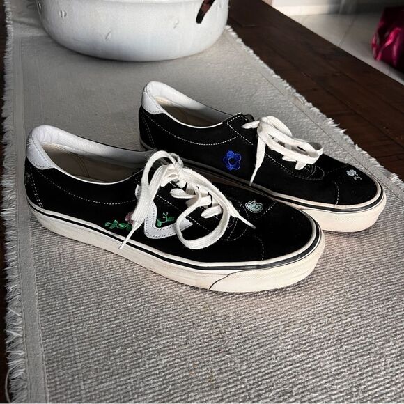 Vans Black Floral Embroidered Sneakers Men's 10.5 Women's 12 - Picture 4 of 8